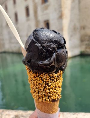 Black hawaii flavour  at Mirkoz Ice Cream in Sirmione