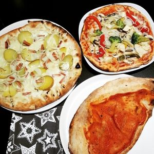 gauche : l'outremeuse vegan, droite la mini vegan et en bas la calzone vegan! at Da Victoria in Liege