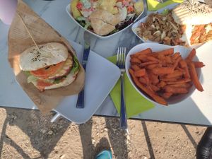 Hawaii Cheese Burger vegan und Süßkartoffelpommes at nina's ess-Art in Immendingen