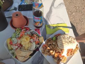 Dönerburger vegan und Salatplatte mit veganem Dressing at nina's ess-Art in Immendingen