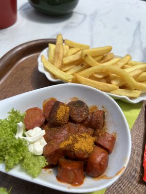 Vegane Currywurst mit Pommes   at nina's ess-Art in Immendingen