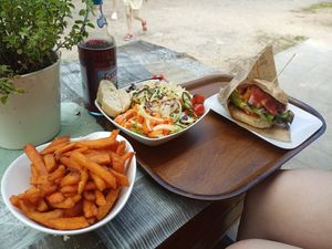 Cheese-Bacon Burger, Salat mit Cashew-Dressing und Süßkartoffelpommes at nina's ess-Art in Immendingen