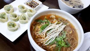 Noodles, dumplings and soup at Chorokddeul Green Field - 초록뜰식당 in Seoul