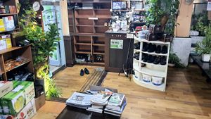 Interior of location - view towards the counter at Chorokddeul Green Field - 초록뜰식당 in Seoul