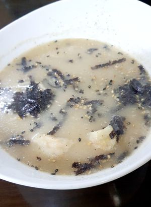 Dumpling rice cake soup (Mandu Tteokguk 만두떡국) at Chorokddeul Green Field - 초록뜰식당 in Seoul