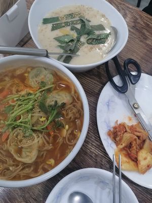 쌀국수 (rice noodles with perilla leave) and 야채만두칼국수 (noodles with vegetables and dumplings) at Chorokddeul Green Field - 초록뜰식당 in Seoul