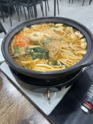 Spicy mushroom dumpling stew for 2 people   at Chorokddeul Green Field - 초록뜰식당 in Seoul