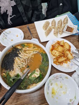 Amazing food at Chorokddeul Green Field - 초록뜰식당 in Seoul