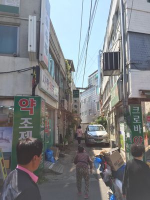 Side street from Main Street  at Chorokddeul Green Field - 초록뜰식당 in Seoul