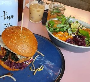 Burger & vegane Bowl at Pura in Breitbrunn Am Chiemsee