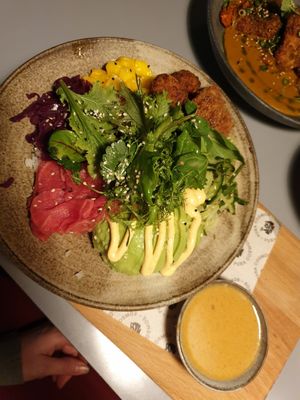 Hawaiianische Poke Bowl at Pura in Breitbrunn Am Chiemsee