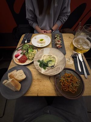 Veganer Sharing Menü. Pilz-Shawarma, Baba Ganoush, Miso-Butter, Karottensalat und Bulgur  at Pura in Breitbrunn Am Chiemsee