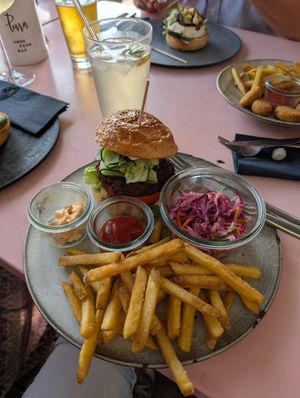 Ali Baba Burger mit Falafel Patty als Menü at Pura in Breitbrunn Am Chiemsee