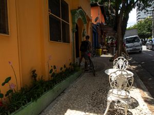 2021: 2 tables on the sidewalk. / 2 mesas caalçada. Planejam pôr um deque na vaga de estacionamento e ter mais mesas externas. at Gopala - Melo Alves in Sao Paulo