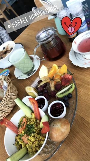 Blumenfrühstück mit scrambled Tofu  at Himmelgrün in Augsburg