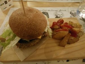 burger with quinoa and aubergine at El Jardin de los Dragones in Murcia