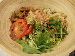 quinoa buddha bowl at El Jardin de los Dragones in Murcia