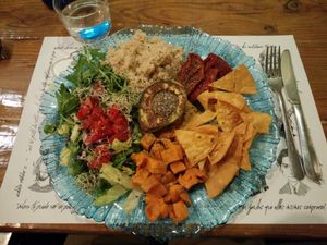 roasted avocado with salad at El Jardin de los Dragones in Murcia