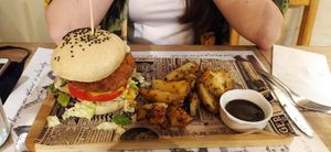 Dragon Burguer at El Jardin de los Dragones in Murcia