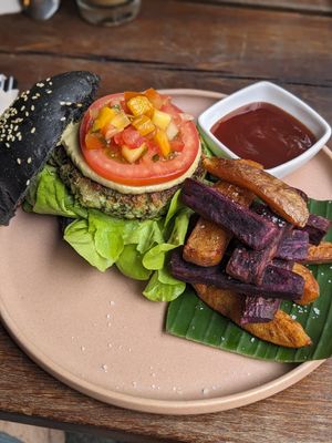 Quinoa - Brokkoli Burger with extra fries (270 + 30 Baht) at Broccoli Revolution - Sukhumvit Rd in Bangkok