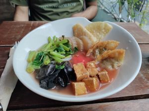 Yen Tao Fu before mixing the pinkish paste into the broth at Broccoli Revolution - Sukhumvit Rd in Bangkok