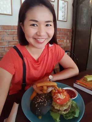 เบอเกอร์ชาโคลอร่อยมาก ไม่เสียแรงที่เดินมาจาก bts พร้อมพงษ์ at Broccoli Revolution - Sukhumvit Rd in Bangkok