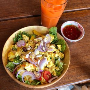 Phnom Penh Tofu Salad with carrot/orange juice at Broccoli Revolution - Sukhumvit Rd in Bangkok