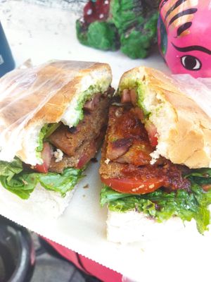 Torta de milanesa y salchicha, había visto que la pedían mucho y ya entendí porqué, es riquísima. at Gatorta - Food Stand in Mexico City