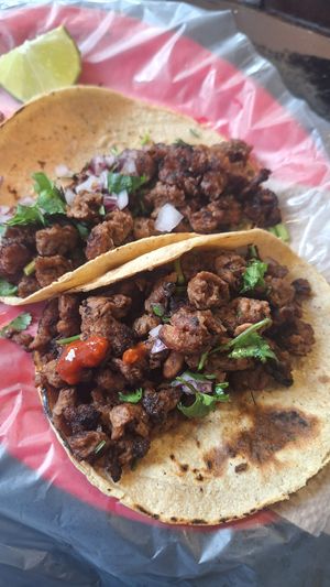 Como dije, de uno salieron 2 tacos enormes at Gatorta - Food Stand in Mexico City