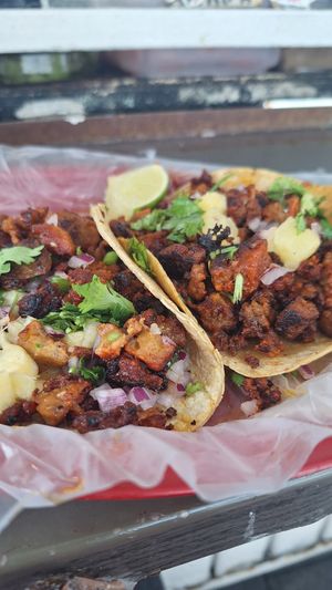 Taquitos al pastor!!! 🌮🌮 
Pedí uno, pero es como comer 2 tacos grandes (vienen con doble tortilla, por lo tanto puedes hacerte otro) at Gatorta - Food Stand in Mexico City