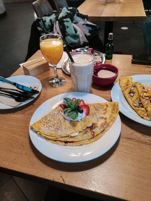 Crepe with sweet "curd", cinnamon and berries at Forky's - Jakubské Nam. in Brno
