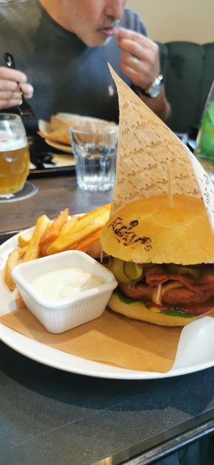 Queen burger with "bacon" at Forky's - Jakubské Nam. in Brno