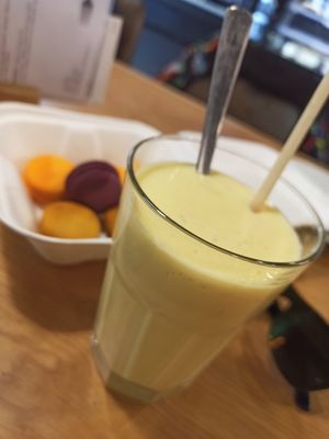 Mango lassi and macronky(macaroni) at Forky's - Jakubské Nam. in Brno