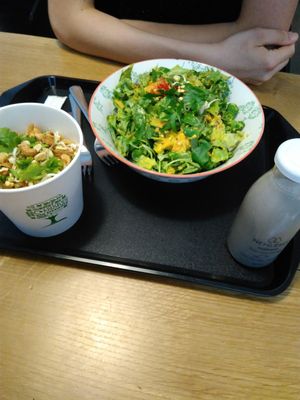 superbowl and pad thai at Forky's - Jakubské Nam. in Brno