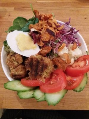 Raphael bowl with potato salad, hummus, broccoli, "egg", veggie chips spinach and more... at Video Video in Copenhagen