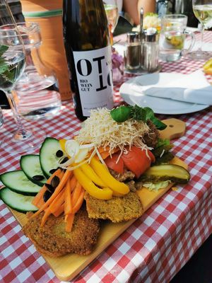 Vegane Brettljause mit veganem Wein at Bioweingut Otto Knaus in Sulztal