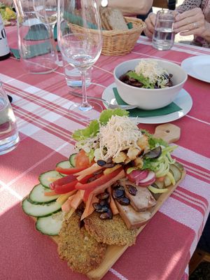 Vegane Bretteljause, must try!! 😋🫶 at Bioweingut Otto Knaus in Sulztal