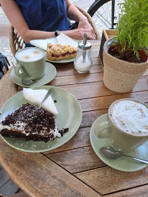 Maulwurfkuche, Kirschstreusel, heiße Schokolade und Cappuccino at Pfefferminzje in Koblenz