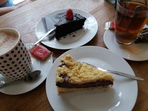 Kuche, Tee und Milchkaffee mi Hafermilch at Pfefferminzje in Koblenz