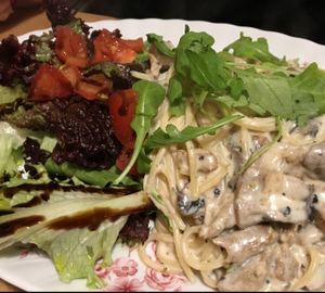 delish spaghetti with vegan 'cream' sauce 'n' salad at Liesgen in Krefeld