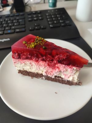 Himbeer-Mascarpone-Torte (vegan) absoluter Favorit at Liesgen in Krefeld