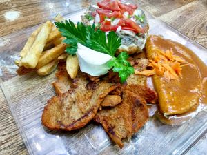 Arrachera de soya acompañada de molletes con pico de gallos, enchilada con zanahoria y papas fritas at Mi Dulce Jacalito in Mexico City