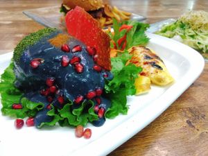 Chile en nogada Black & Gray, salsa de zarzamora con fresas ahumada acompañado de manzana acaramelado y Coral falso at Mi Dulce Jacalito in Mexico City