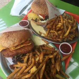 mexican burger & bacon cheese burger at Yellow Sunshine in Berlin