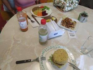 Una hamburguesa y el menu del día at Vegan Wraps in Montevideo