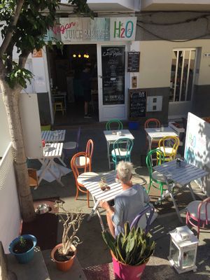 Het terras  at H2O Juice Bar & Vegan Cafe in Fuerteventura