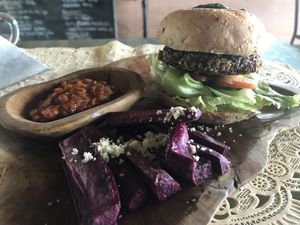 Quinoa Burger 🍔 mit Süẞkartoffeln 🍠  Pommes 😍  at Oma Jamu in Canggu