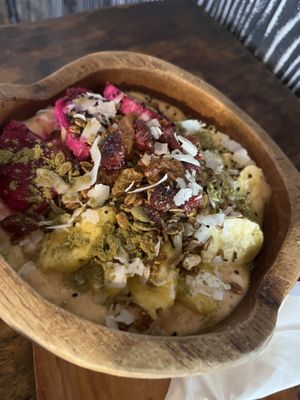 Sehr leckere Smoothie bowls! Alles 100% vegan 🌱 hier !  at Oma Jamu in Canggu