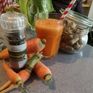 Einen frischgepressten karottensaft mit kurkuma und kubebenpfeffer bei meiner Lieblingsbar

A freshly squeezed carrot juice with turmeric and Kubebenpfeffer at my favorite bar at Alte Muhle in Merano