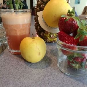 Einen wunderschönen guten Morgen. Heute gibt's bei der carmen in der alten Mühle in meran einen frischgepressten saft mit Apfel, Erdbeeren und ingwer. Habt einen schönen Tag!!

Have a beautiful good morning. Today there when carmen at the old mill in meran a freshly squeezed juice with apple, strawberry and ginger. Have a nice day at Alte Muhle in Merano